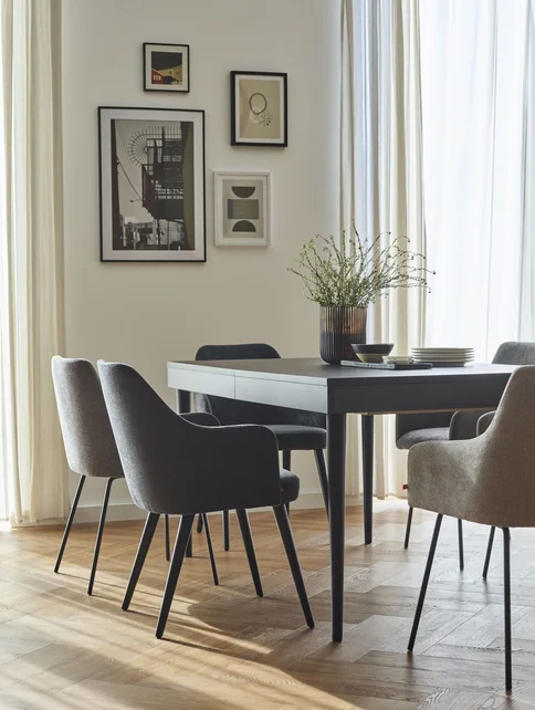 Elegancka jadalnia z małą galerią obrazów